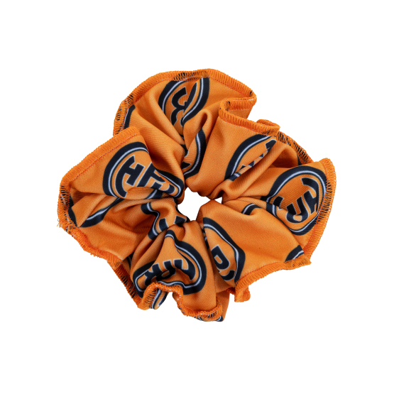 oranssi scrunchie pienillä HPK-logoilla