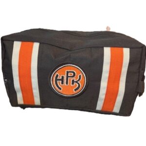 toiletlaukku HPK-logolla, reunoissa oranssi-valkoiset raidat