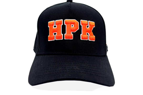 musta lippis oranssilla HPK-tekstillä